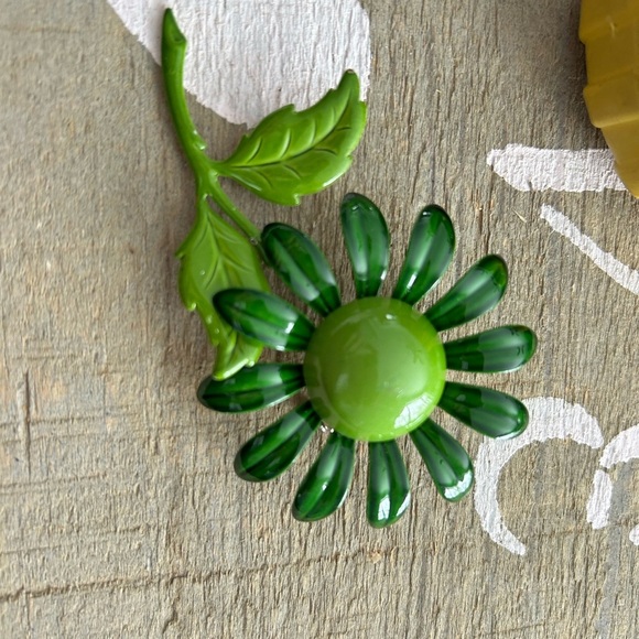Jewelry - Vintage 1960 Green Flower pedal enamel Brooch